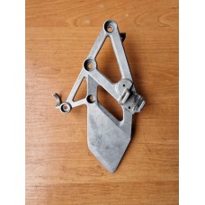 Кронштейн передний правый